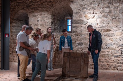 Schlossturmf&uuml;hrung Haag mit Gruppe, &copy; Inn-Salzach Tourismus