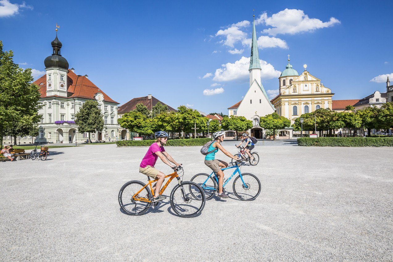 Radfahrer am Kapellplatz im Wallfahrtsort Altötting, © Inn-Salzach Tourismus