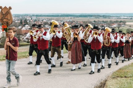 Blaskapelle des Aschauer Musikvereins bei einem Umzug, &copy; Musikverein Aschau