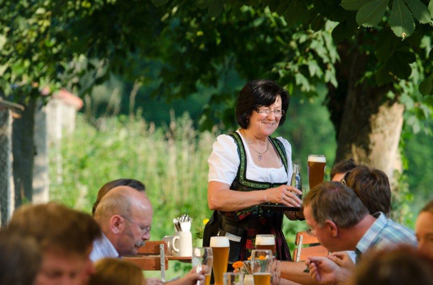 Biergarten Bedienung, &copy; Inn-Salzach Tourismus