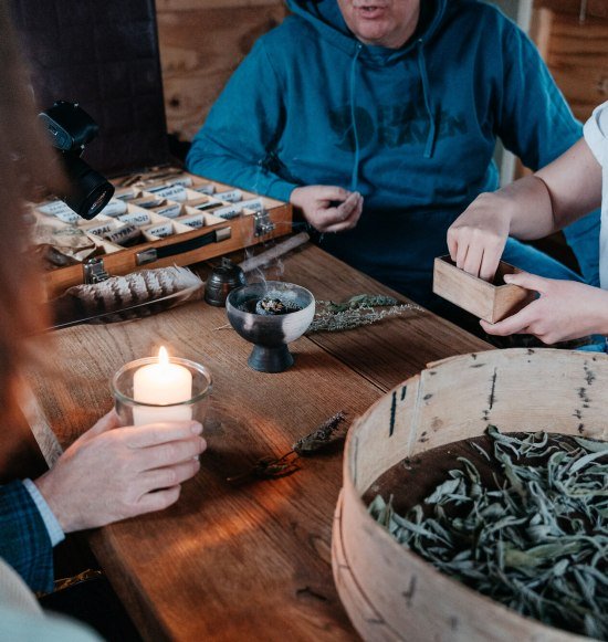 Kr&auml;uterb&uuml;ndel binden in Taufkirchen, &copy; Tourismusverband Inn-Salzach