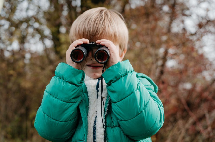 Kind mit Fernglas im Europareservat "Unterer Inn", &copy; Inn-Salzach Tourismus