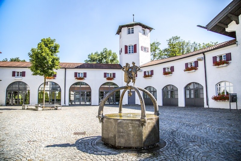 Töginger Hochzeitsbrunnen vor dem Rathaus, © Inn-Salzach Tourismus