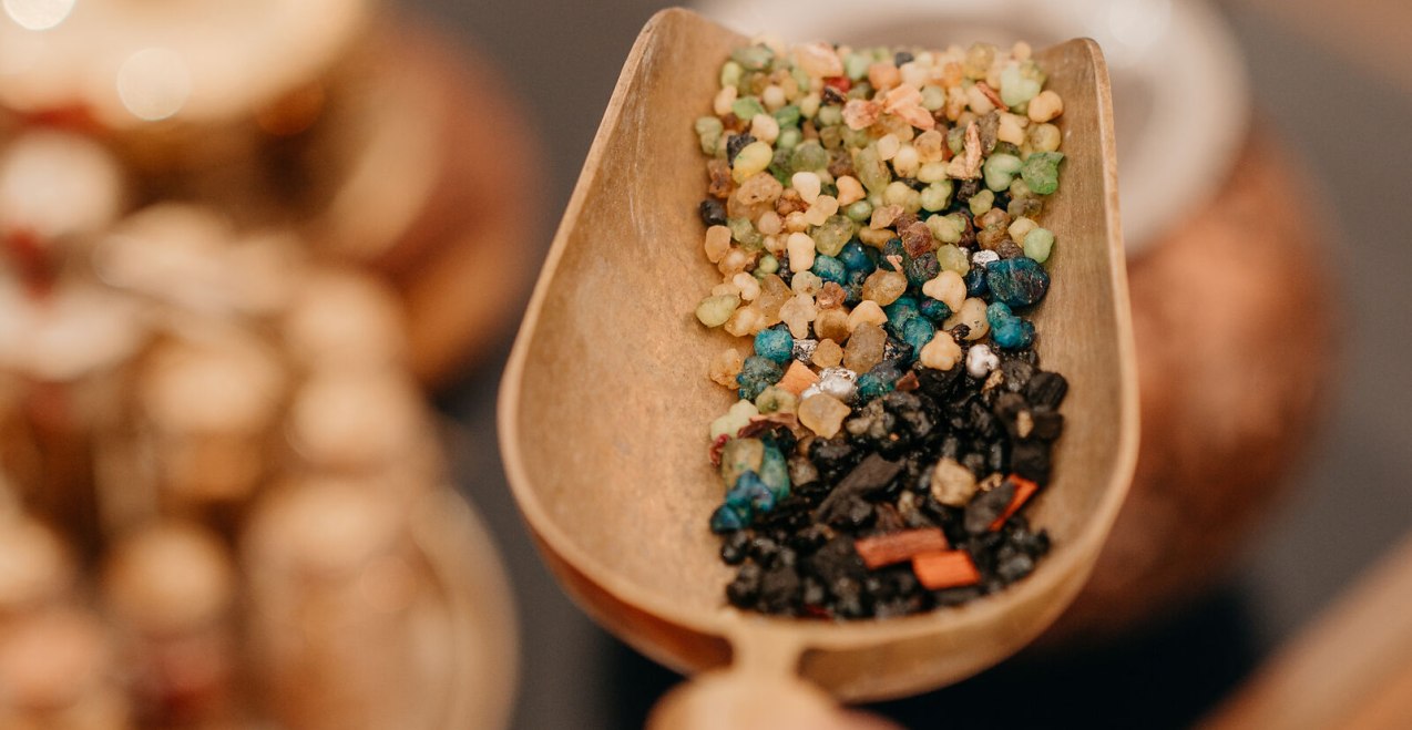 Weihrauchmischung auf Schaufel, &copy; Inn-Salzach Tourismus