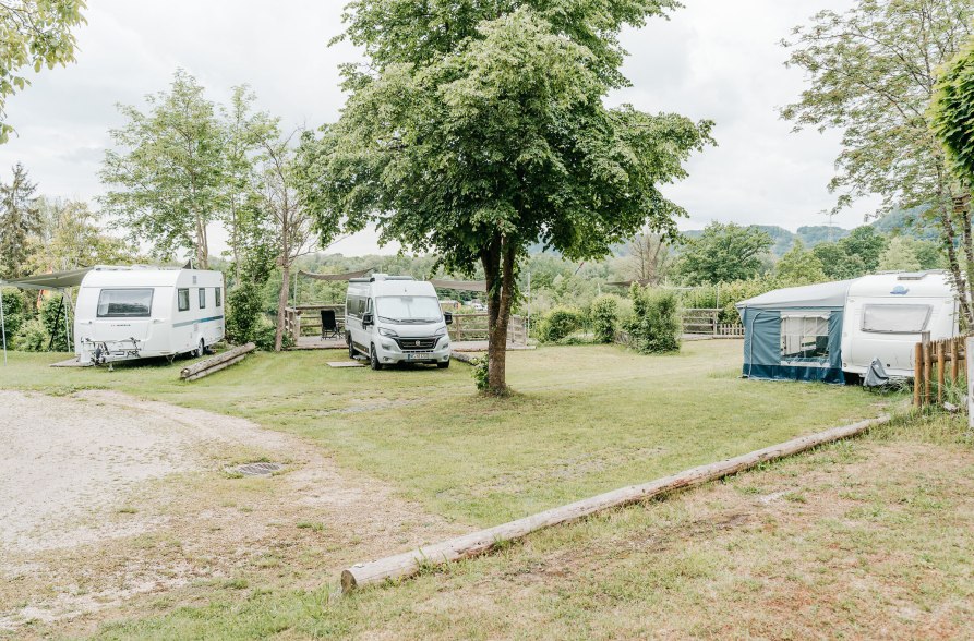 Camper auf dem Campingplatz am Marktler Badesee, &copy; Inn-Salzach Tourismus