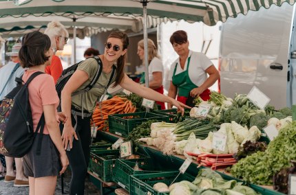 Zwei Frauen beim Einkaufen am Wochenmarkt Mühldorf, © Inn-Salzach Tourismus