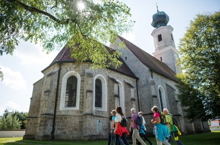 Pilger auf dem Weg zur Kirchen Heiligenstatt, &copy; Inn-Salzach Tourismus