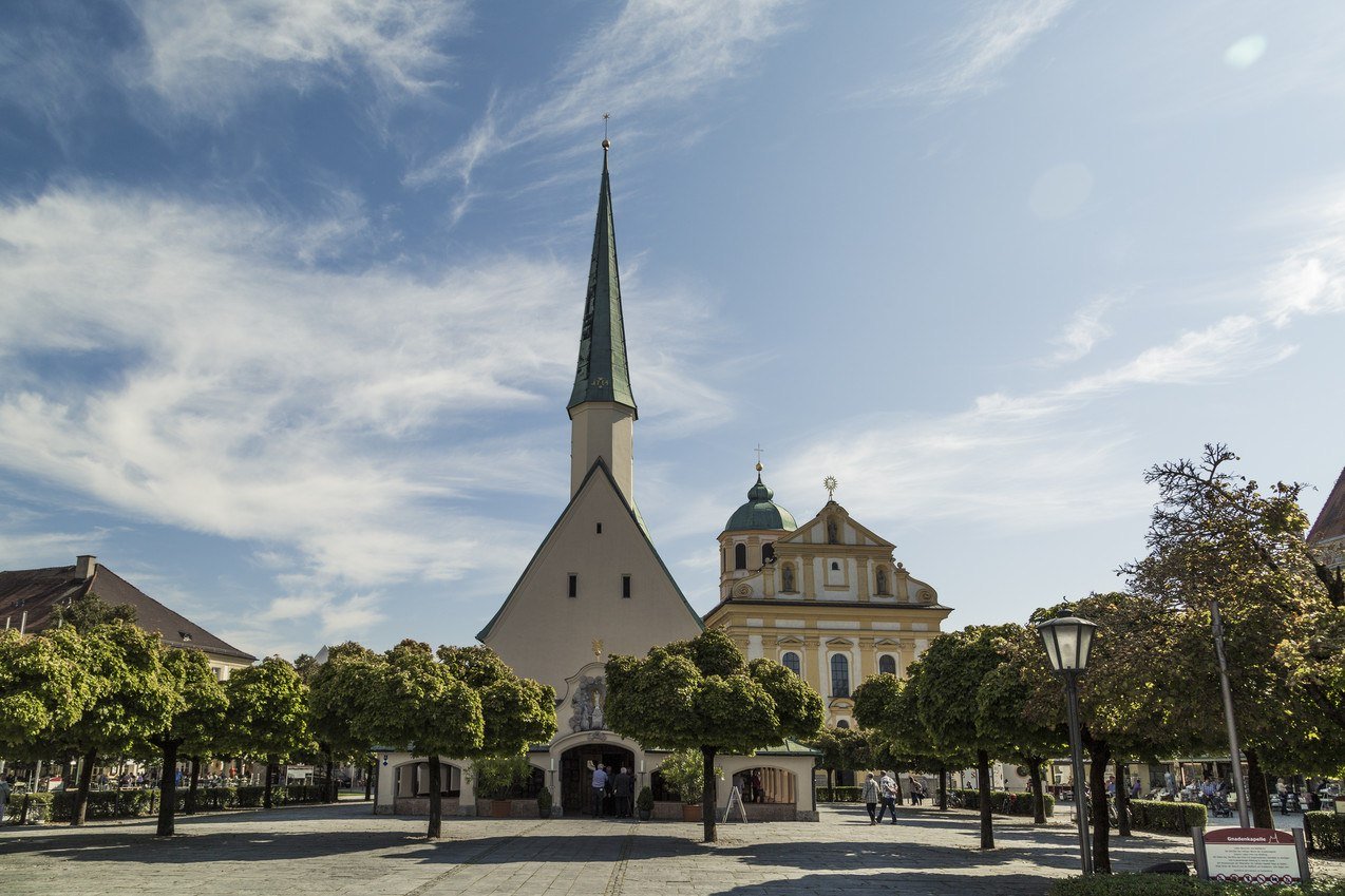 Gnadenkapelle mit Schwarzer Madonna und  Urnen bayerischer Könige und Kurfürsten, © Inn-Salzach Tourismus