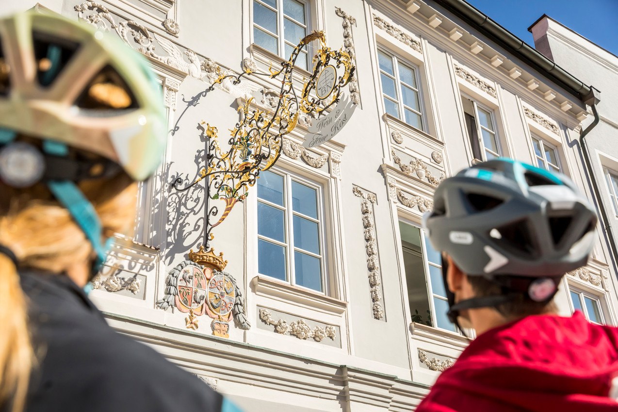 Radfahrer betrachten den Inn-Salzach Baustil, © Inn-Salzach Tourismus