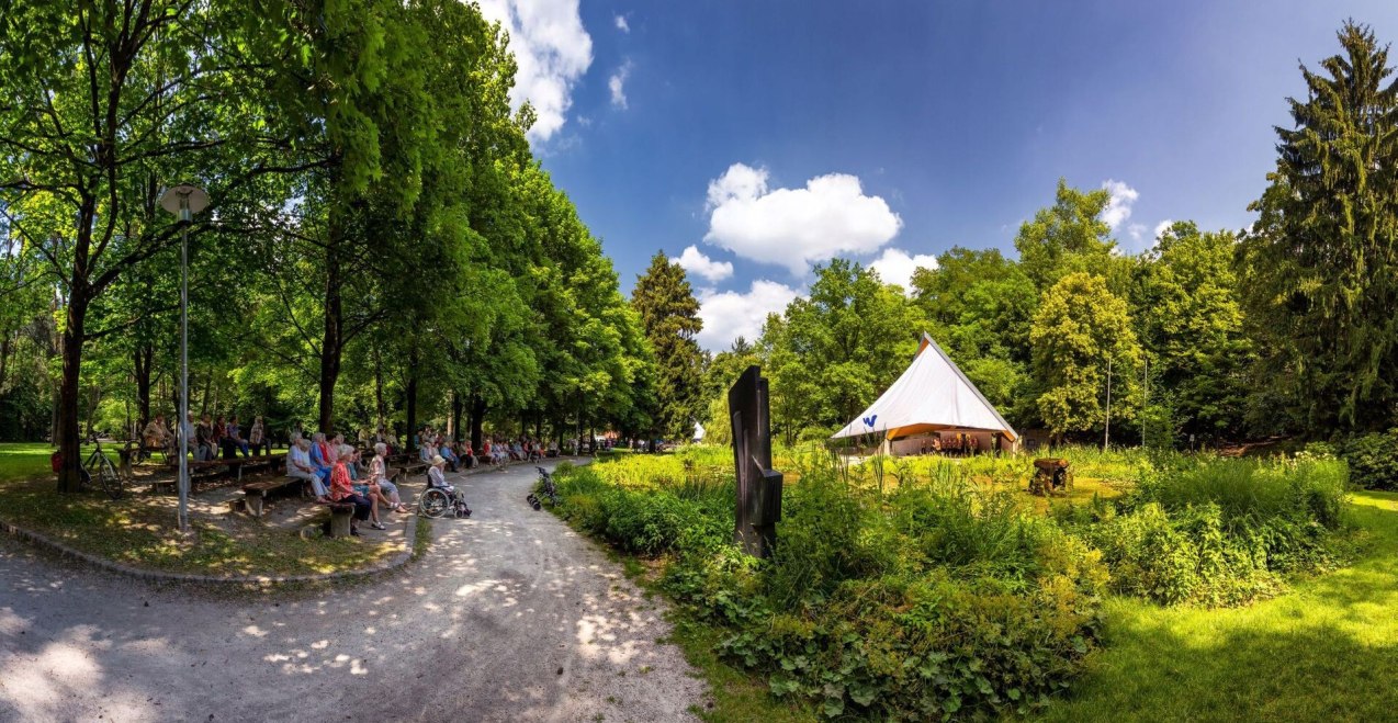 Stadtpark Waldkraiburg mit B&uuml;hne und Zuschauer, &copy; Stadt Waldkraiburg