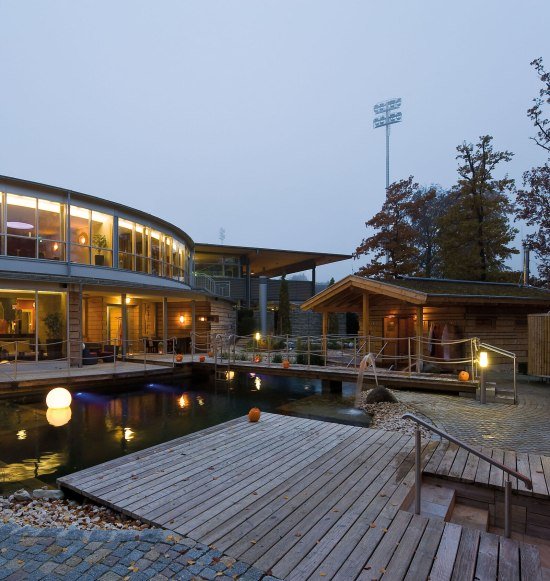 Hallenbad Burghausen au&szlig;en, &copy; B&auml;der Burghausen