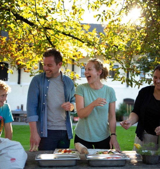 Familie beim gemeinsamen Kochkurs, © Inn-Salzach Tourismus