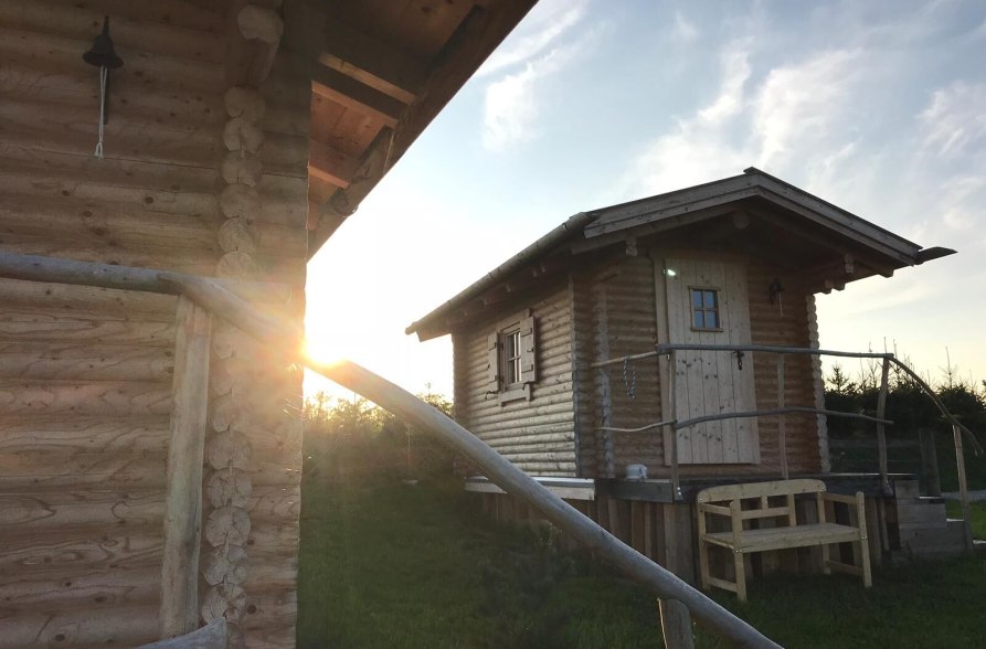 Blockh&uuml;tten bei Sonnenuntergang, &copy; Gasthaus Kiefering