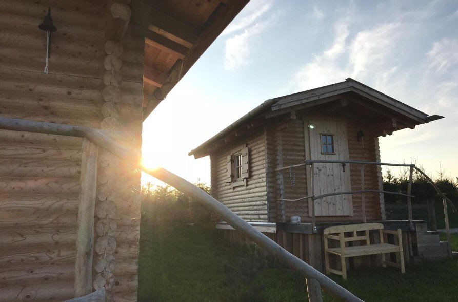 Blockh&uuml;tten bei Sonnenuntergang, &copy; Gasthaus Kiefering