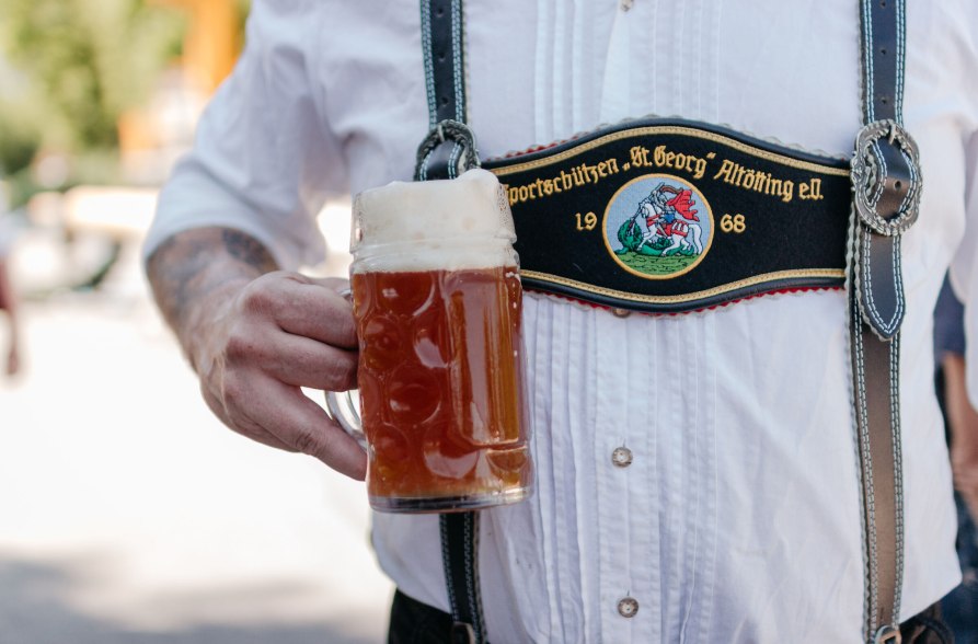 Lederhose und Ma&szlig; Bier, &copy; Inn-Salzach Tourismus