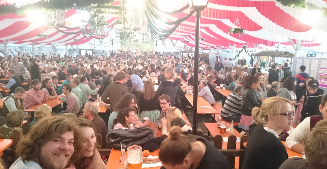 Feiern auf dem Volksfest Gars a. Inn, © Familie Hanetzok