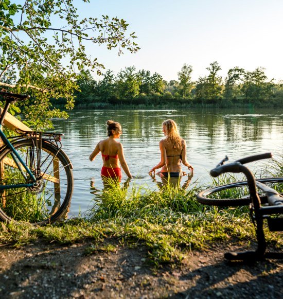 Frauen baden im Marktler Badesee, &copy; Julian Rohn