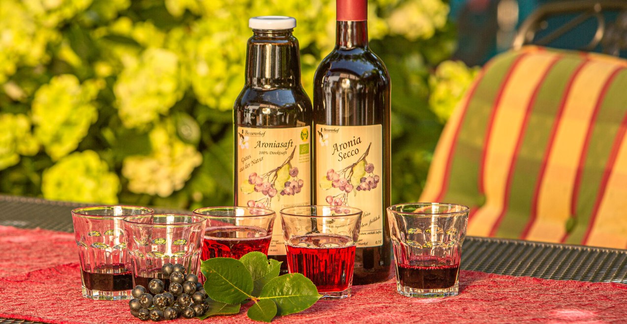 Aroniasaft in Gläsern und Flaschen, © Inn-Salzach Tourismus