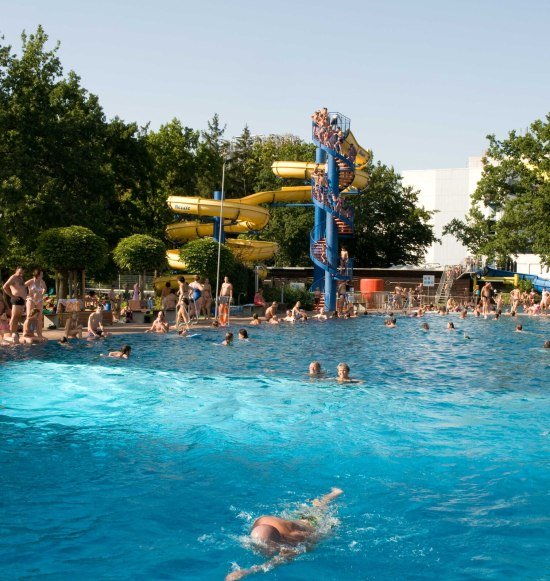 Wacker Freibad Burghausen an einem warmen Sommertag, &copy; Landratsamt Alt&ouml;tting