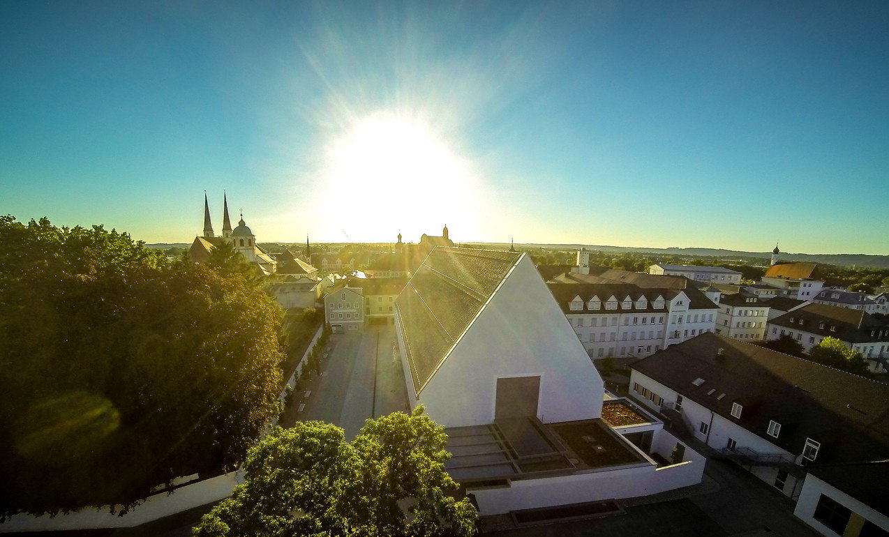 Au&szlig;enansicht des Kultur + Kongress Forums in Alt&ouml;tting