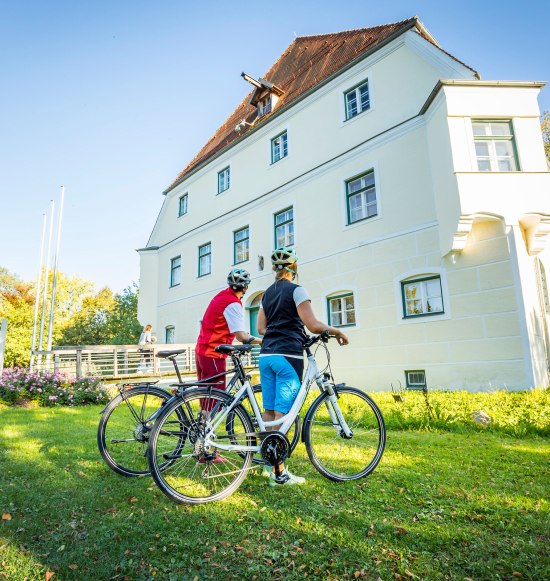 Radfahrer vor dem Schloss Adlstein, &copy; Inn-Salzach Tourismus