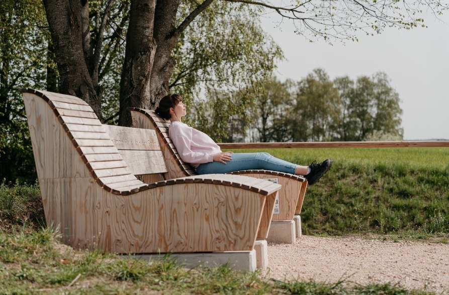 Entspannen auf einer Holzbank, © Inn-Salzach Tourismus
