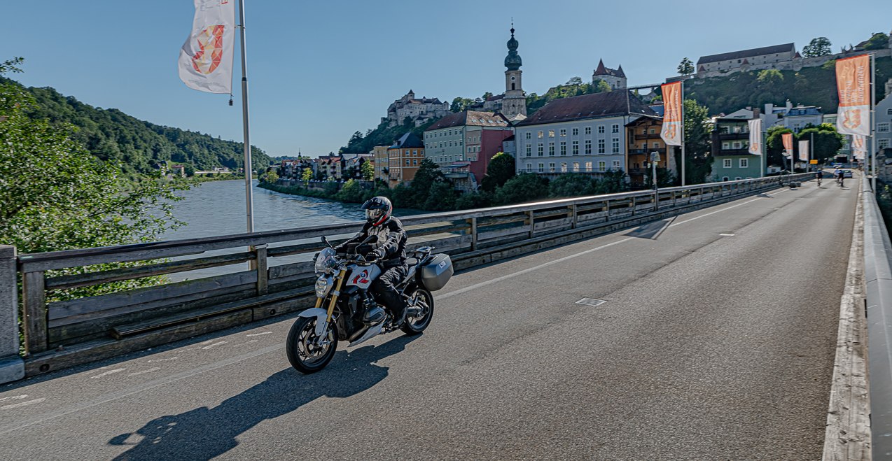 Motorradfahrt auf der Salzachbrücke von Burghausen nach Österreich, © Peter Wahl