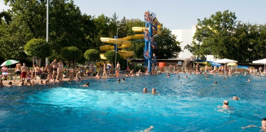 Wacker Freibad Burghausen an einem warmen Sommertag, © Landratsamt Altötting