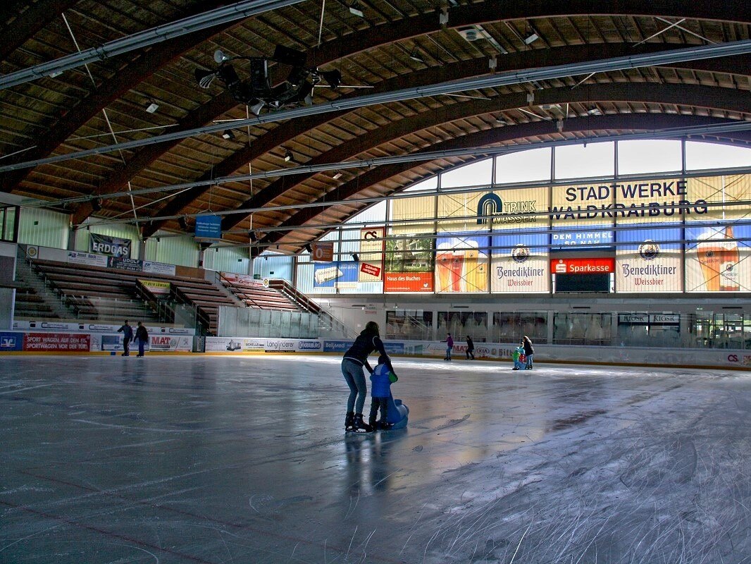 Eislaufen in der Raiffeisen-Arena in Waldkraiburg, © Stadtwerke Waldkraiburg
