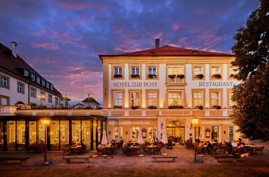 Hotel zur Post Alt&ouml;tting Au&szlig;enansicht in der D&auml;mmerung, &copy; Hotel zur Post Alt&ouml;tting