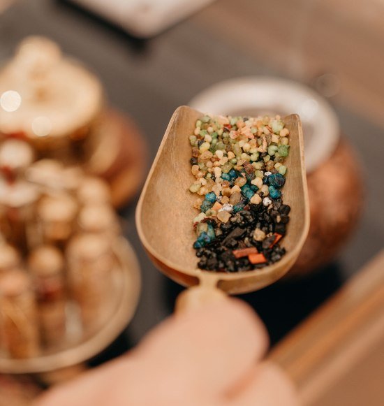 Weihrauchmischung auf Schaufel, &copy; Inn-Salzach Tourismus