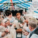 Ansto&szlig;en auf dem Volksfest, &copy; Inn-Salzach Tourismus