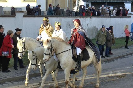 Hl. Drei Könige reiten beim Stephanie-Umritt in Erharting auf Pferden, © Josef Padlesak