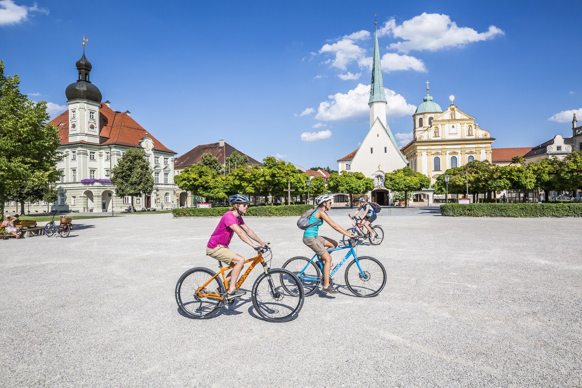 Radeln auf dem Kapellplatz in Altötting, © Inn-Salzach Tourismus