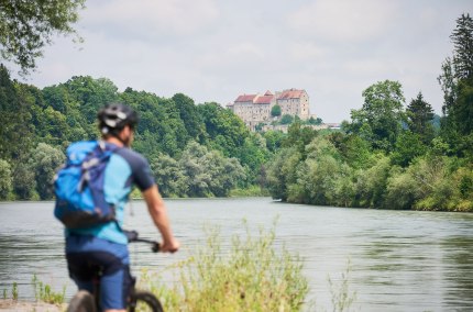 Radfahren an der Salzach bei Burghausen., &copy; Burghauser Touristik