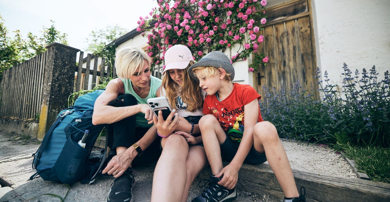 Familie liest den Inn-Salzach Newsletter am Smartphone, © oberbayern.de, Tobias Köhler 