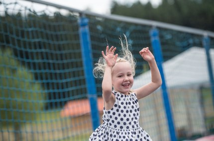 Kind springt im Trampolin, &copy; Inn-Salzach Tourismus