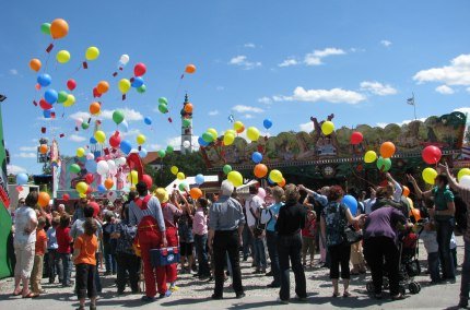 Luftballons steigen in den Himmel auf beim Volksfest Neumarkt-St. Veit (Oberbayern), © VG Neumarkt-Sankt Veit