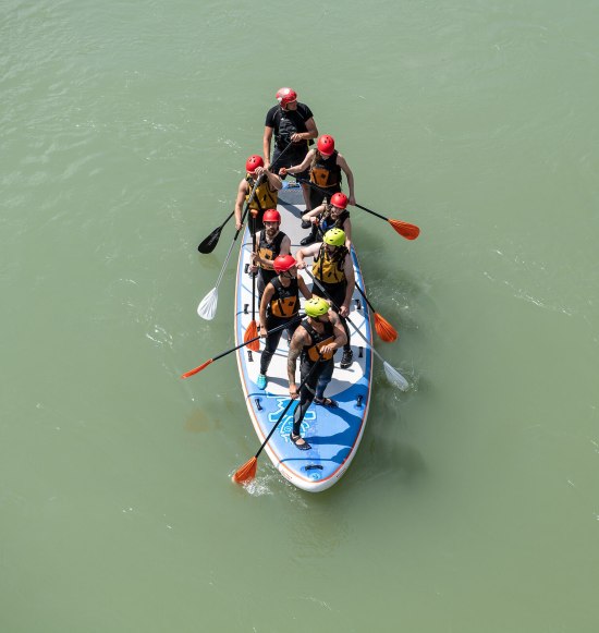 8 Personen paddeln auf einem BIG-SUP, &copy; Inn-Salzach Tourismus