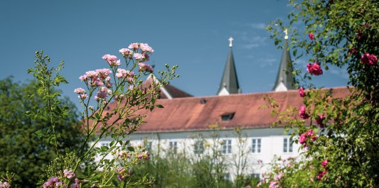 Kloster Gars mit Blumen, © Inn-Salzach Tourismus