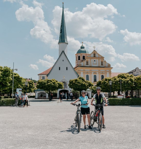 Kapellplatz Alt&ouml;tting Radfahrer, &copy; Inn-Salzach Tourismus