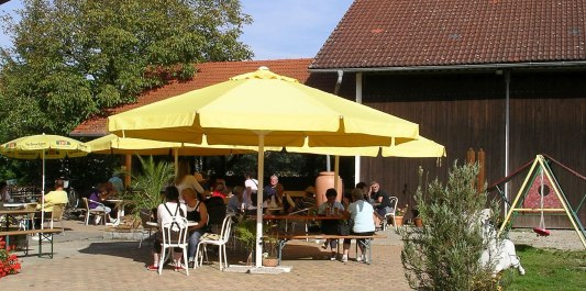 Hofcafé Howaschen Außenbereich mit Tischen und Stühlen, © Hofcafé Howaschen