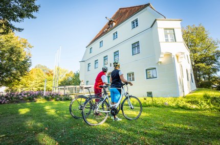 Radfahrer vor dem Schloss Adlstein, &copy; Inn-Salzach Tourismus