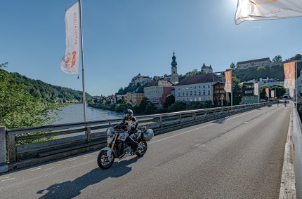 Motorradfahrt auf der Salzachbr&uuml;cke von Burghausen nach &Ouml;sterreich, &copy; Peter Wahl