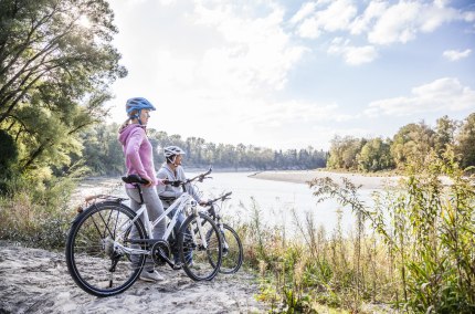 Radfahrer am Inn in der N&auml;he von M&uuml;hldorf, &copy; Inn-Salzach Tourismus